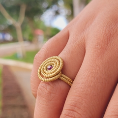 Anel Caracol Capim Dourado 4mm com Strass Roxo. Código A35.