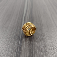 Anel Torcido Capim Dourado 15mm. Código A3.