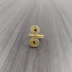 Anel Caracóis Capim Dourado 4mm com Strass Vermelho Escuro. Código A29. - comprar online
