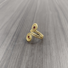 Anel Caracóis Capim Dourado 4mm com Strass Vermelho Escuro. Código A29. na internet