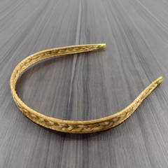 Tiara Largura Fina Trançada de Capim Dourado 1,5 cm. Código T10.