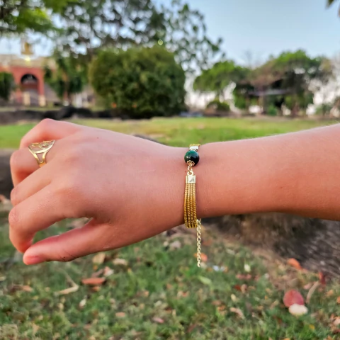 Pulseira Capim Dourado e Pedra Natural Olho de Tigre Verde 10mm . Código P433.