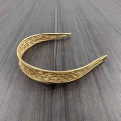 Tiara Largura Média Trançada de Capim Dourado 5 cm. Código T3.