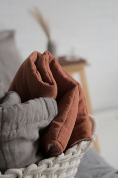 Colcha Baby Rose + Camel 100% Linho Europeu - HOUSE OF LINHO
