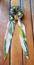 SCRUNCHIE LENÇO FOLHAS BRANCO