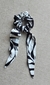 SCRUNCHIE LENÇO FLORAL P&B