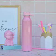 Botella de aluminio en colores pasteles en internet