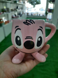 Taza con pies en internet