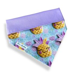 Bandana dupla face lilás com estampa de abacaxis sorridentes para pets.