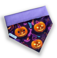 Bandana de Halloween com abóboras e detalhes roxos
