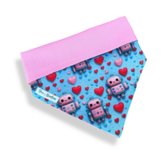 Bandana dupla face rosa para pets com estampa de robôs e corações em fundo azul.
