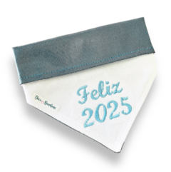 Bandana dupla face azul para pets com a inscrição 'Feliz 2025' em bordado azul claro.