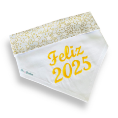 Bandana dupla face amarela com estrelinhas douradas e bordado "Feliz 2025" para pets.