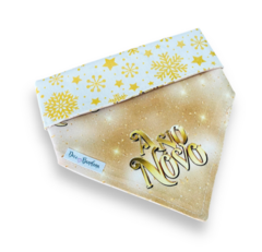 Bandana dupla face para pets com tema de Ano Novo, apresentando flocos de neve e estrelas douradas.