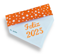 Bandana laranja com estrelinhas e bordado 'Feliz 2025' para pets.