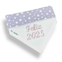 Bandana lilás com estrelas brancas e bordado "Feliz 2025" para pets, ideal para celebrações de Ano Novo.