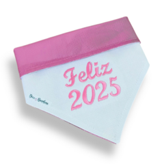 Bandana rosa dupla face com bordado "Feliz 2025" para pets, ideal para celebrações de Ano Novo.