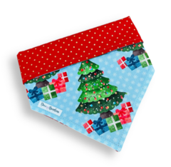 Bandana dupla face com estampa de árvore de Natal e presentes coloridos, ideal para pets.