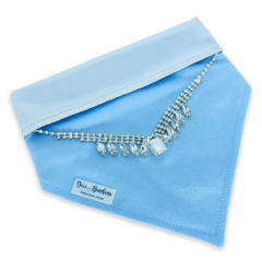 Bandana azul com colar prateado dupla face prateada