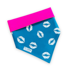 Bandana beijos azul dupla face rosa para pet