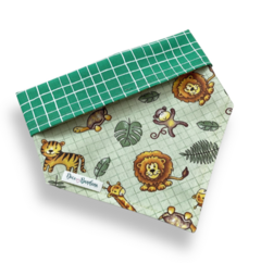 Bandana dupla face com estampa de bichinhos e folhas verde para pets.