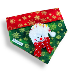 Bandana dupla face para pets com estampa de flocos de neve e boneco de neve, nas cores vermelha e verde.