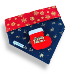 Bandana dupla face para pets com estampa de flocos de neve e um detalhe de bota de Natal.