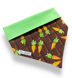 Bandana dupla face para pets com estampa de cenourinhas e fundo chocolate.