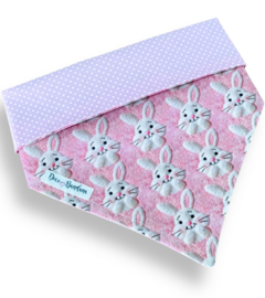 Bandana dupla face com estampa de coelhinhos e bolinhas rosa para pets