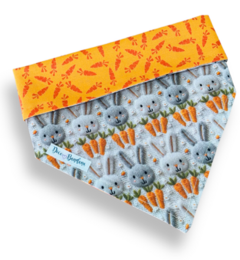 Bandana dupla face com estampa de coelhinhos e cenourinhas para pets