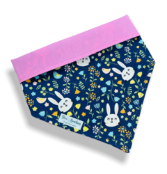 Bandana coelhos e flores dupla face rosa para pet