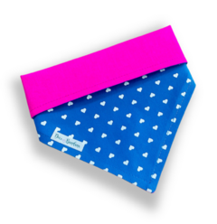 Bandana coraçõezinhos azul dupla face rosa neon para pet
