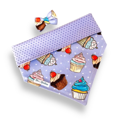 Bandana dupla face lilás com estampa de cupcakes e laço combinando para pets
