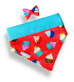 Bandana vermelha com estampas de cupcakes e laço, ideal para pets.