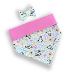 Bandana e laço desenho infantil dupla face rosa para pet