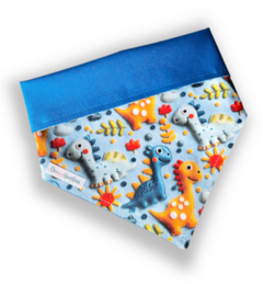 Bandana dupla face azul com estampa de dinossauros coloridos para pets.