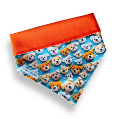 Bandana dupla face laranja e azul com estampas de cachorrinhos felizes.
