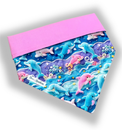 Bandana dupla face rosa para pets com estampa de golfinhos coloridos em fundo do mar.