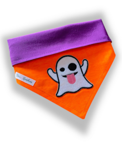 Bandeira de cachorro laranja com estampa de um fantasma sorridente e detalhe roxo na parte superior.