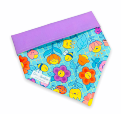 Bandana florzinhas coloridas e abelhinhas dupla face lilás