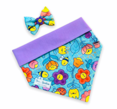 Conjunto bandana florzinhas coloridas e abelhinhas dupla face lilás e laço