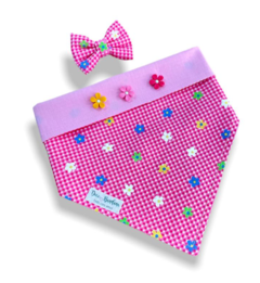Bandana e laço florzinhas xadrez com apliques para pet