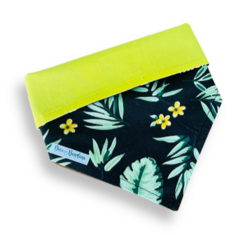 Bandana dupla face amarela com estampas de folhas e florzinhas, ideal para pets.