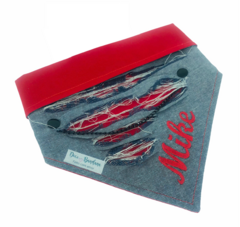 Bandana Trend jeans fumê com vermelho personalizada com nome do pet