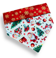 Bandana dupla face de Natal para pets com flocos de neve e motivos natalinos como Papai Noel e árvores de Natal.