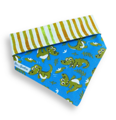 Bandana azul dupla face listrada para pets com estampa de jacarés.