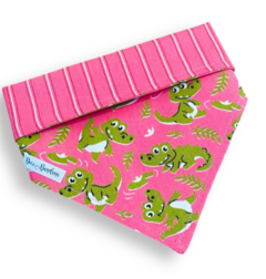 Bandana jacaré rosa dupla face listrado para pets, com estampa de jacarés verdes e fundo rosa.