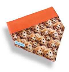 Bandana dupla face laranja com estampa de rostinhos de leões para pets.