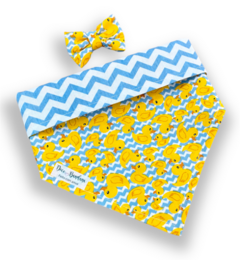 Bandana e laço mini patinhos dupla face zigue-zague azul para pet