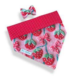 Conjunto de bandana dupla face com estampa de morangos e laço em bolinhas para pets.